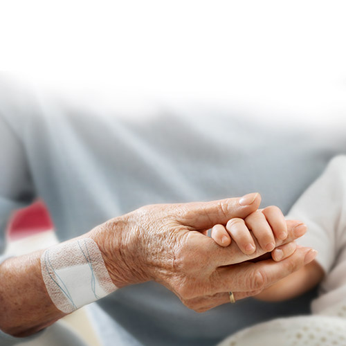 Primer plano de unas manos enguantadas que retiran delicadamente un apósito del brazo de una anciana  Primer plano de unas manos enguantadas que retiran delicadamente un apósito del brazo de una anciana